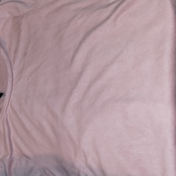The color is a lighter pink but not light pink just close to it Forever 21 - Picture 2 of 2